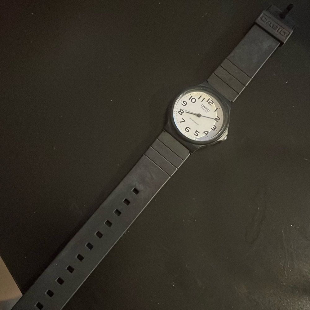 SOLD Casio men’s black quartz analog watch - great condition barely worn.